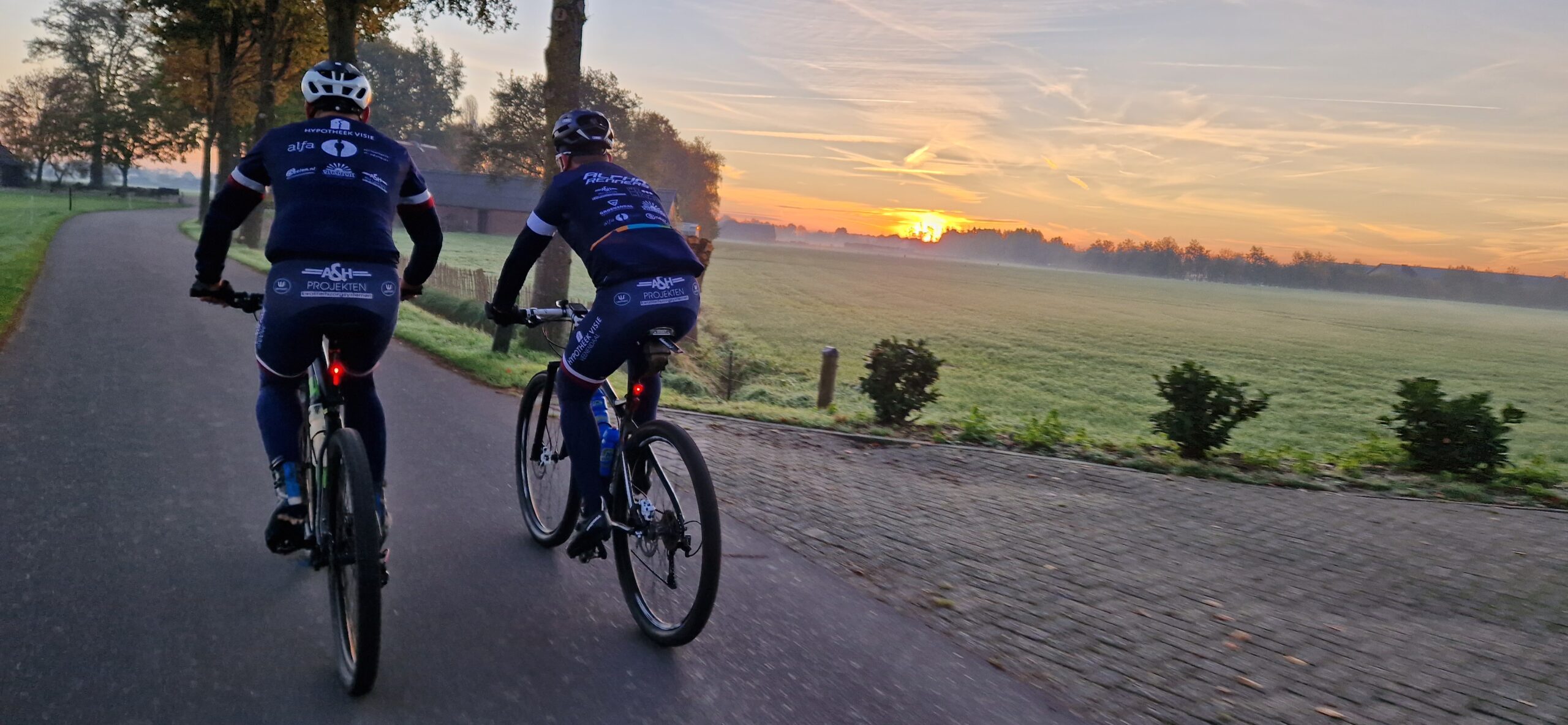 Fietser met op de achtergrond een weiland